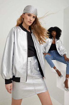 foto куртка-бомбер answear lab x лімітована колекція sisterhood жіночий колір срібний перехідна