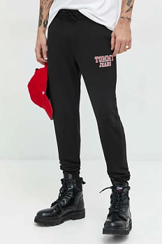 foto бавовняні спортивні штани tommy jeans колір чорний з принтом